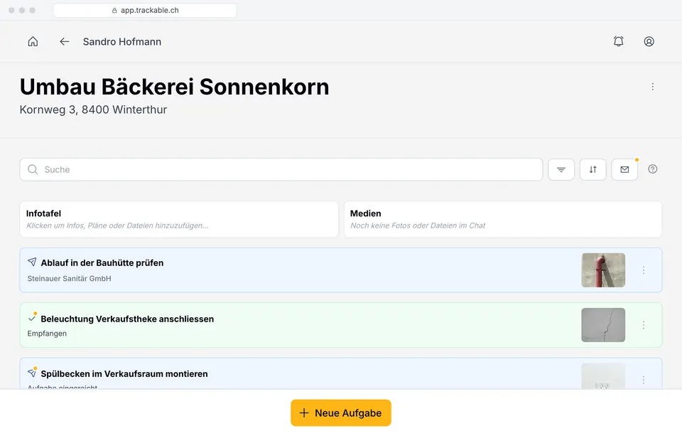 Bauleiter-Ansicht im Browser: Baustelle «Umbau Bäckerei Sonnenkorn» mit drei Aufgaben: «Ablauf in der Bauhütte prüfen» (eingereicht, mit Foto), «Beleuchtung Verkaufstheke anschliessen» (erledigt) und «Spülbecken im Verkaufsraum montieren» (eingereicht).