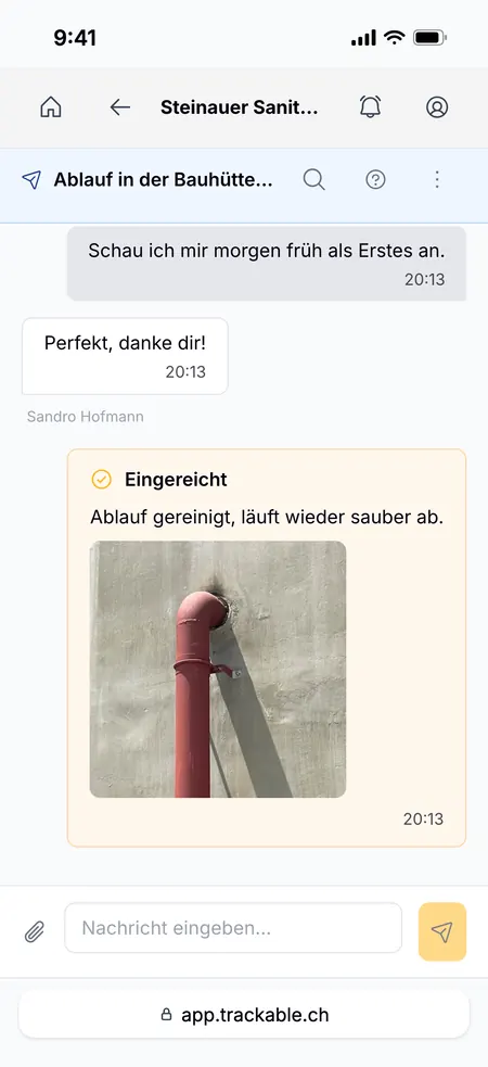Handwerker-Ansicht auf dem Handy: Chat der Aufgabe «Ablauf in der Bauhütte prüfen», Steinauer Sanitär GmbH hat mit Foto eingereicht: «Ablauf gereinigt, läuft wieder sauber ab.»